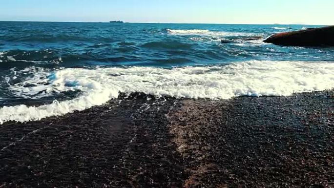 慢动作海浪撞击石滩