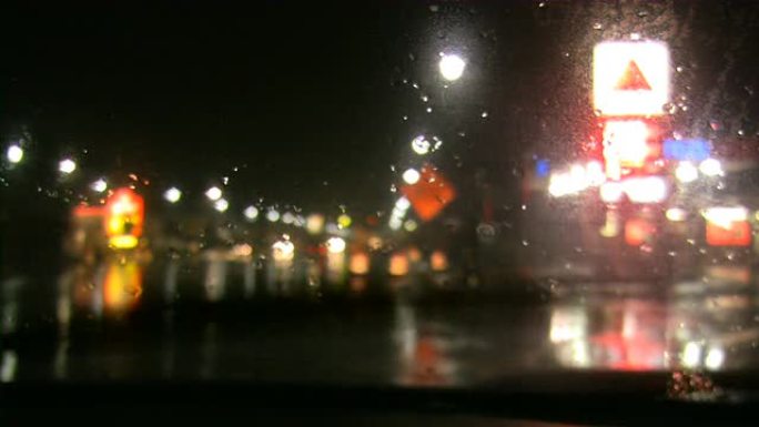 晚上开车。下雨了，雨刮器打开了。