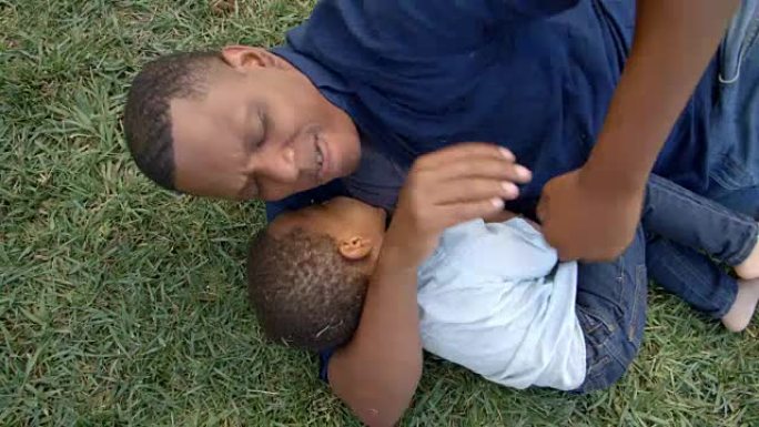 混血黑人父亲在公园与小儿子打架