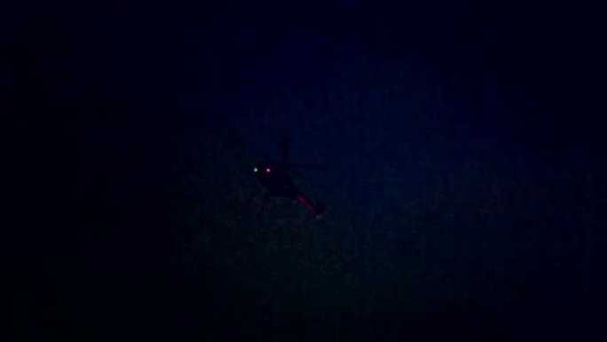 夜间在城市上空飞行的照明直升机