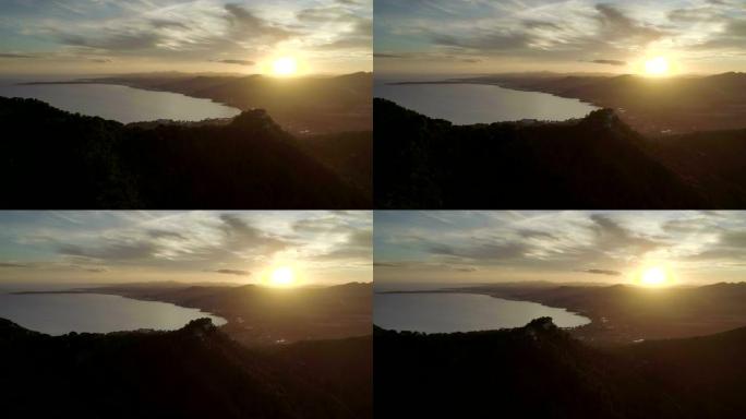 岩石海岸线上方的日落。马略卡岛