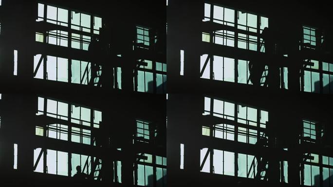 建筑工地上两名工人的剪影。
