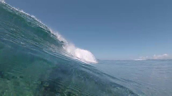 慢动作: 闪烁的小管波卷向斐济阳光明媚的海滩。