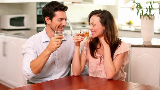 幸福夫妻一起喝白葡萄酒