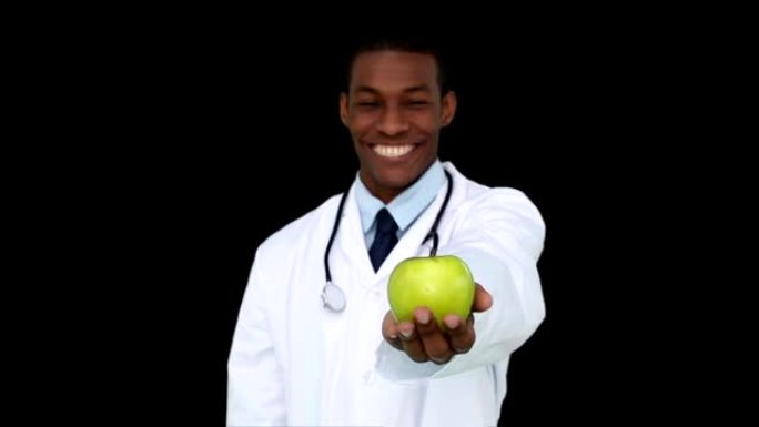 快乐的年轻医生展示相机一个苹果