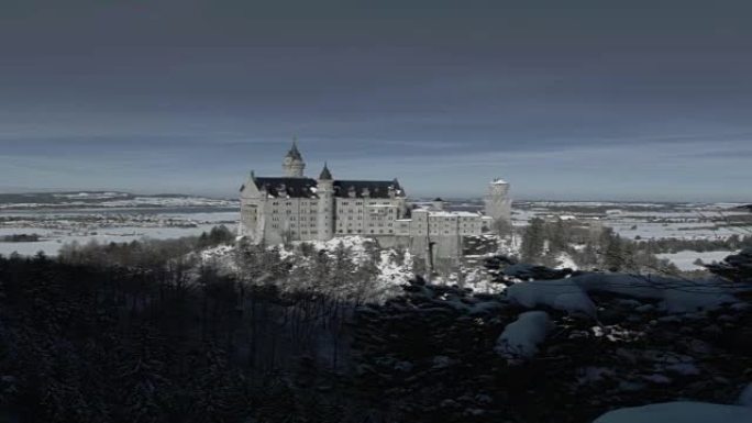城堡位于山上。冬季景观