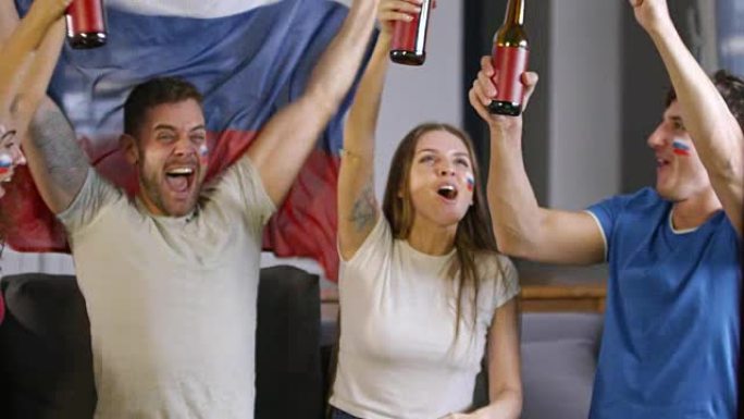 俄罗斯球迷看电视，庆祝和喝啤酒