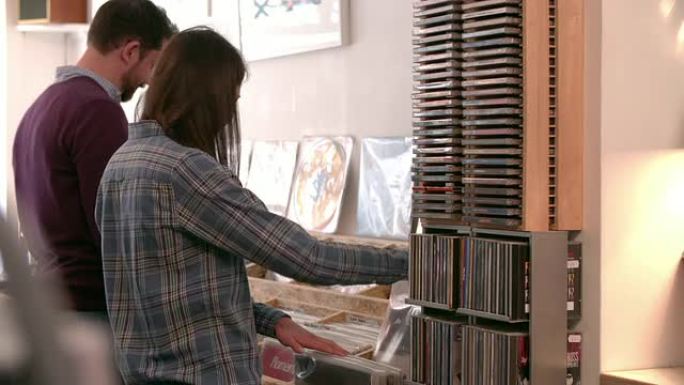 两个人在唱片店浏览记录
