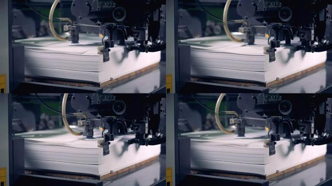 纸张正在胶印机中装载。