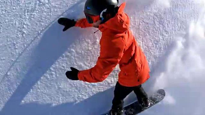 滑雪者在滑雪坡上雕刻，留下了一团粉雪