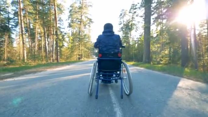 一个人坐在轮椅上，慢动作。