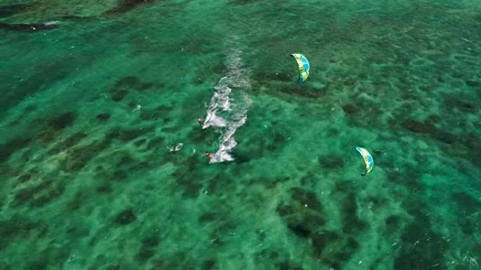 滑过蓝色海洋的风筝冲浪者的鸟瞰图