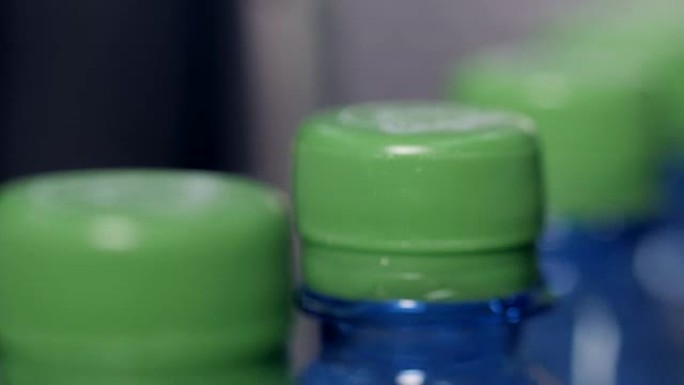 塑料瓶上的绿色瓶盖关闭。