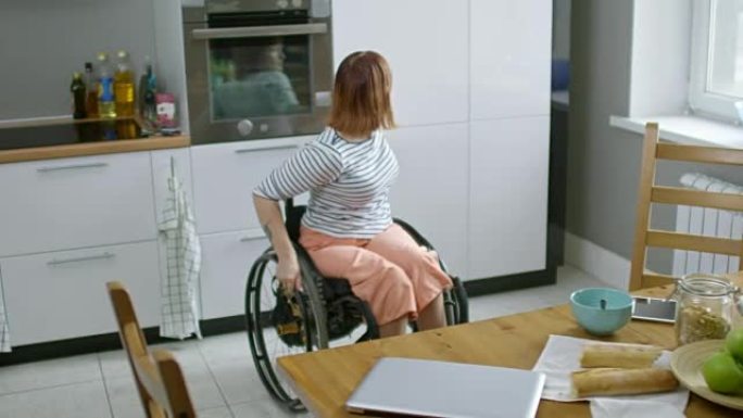 坐轮椅的女人把牛奶放进冰箱