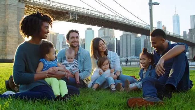 两个有小孩的家庭坐在曼哈顿的桥上