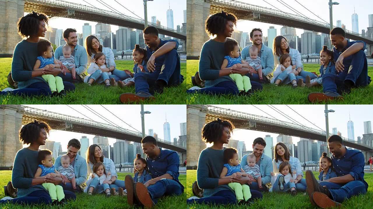 两个有小孩的家庭坐在曼哈顿的桥上