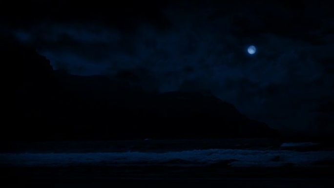 夜晚悬崖附近岸上的波浪