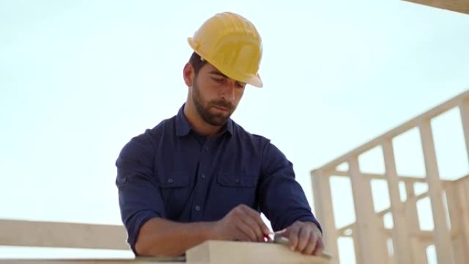 建筑工人测量锯木