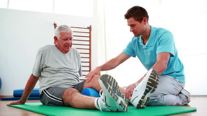 物理治疗师帮助患者的膝盖活动能力