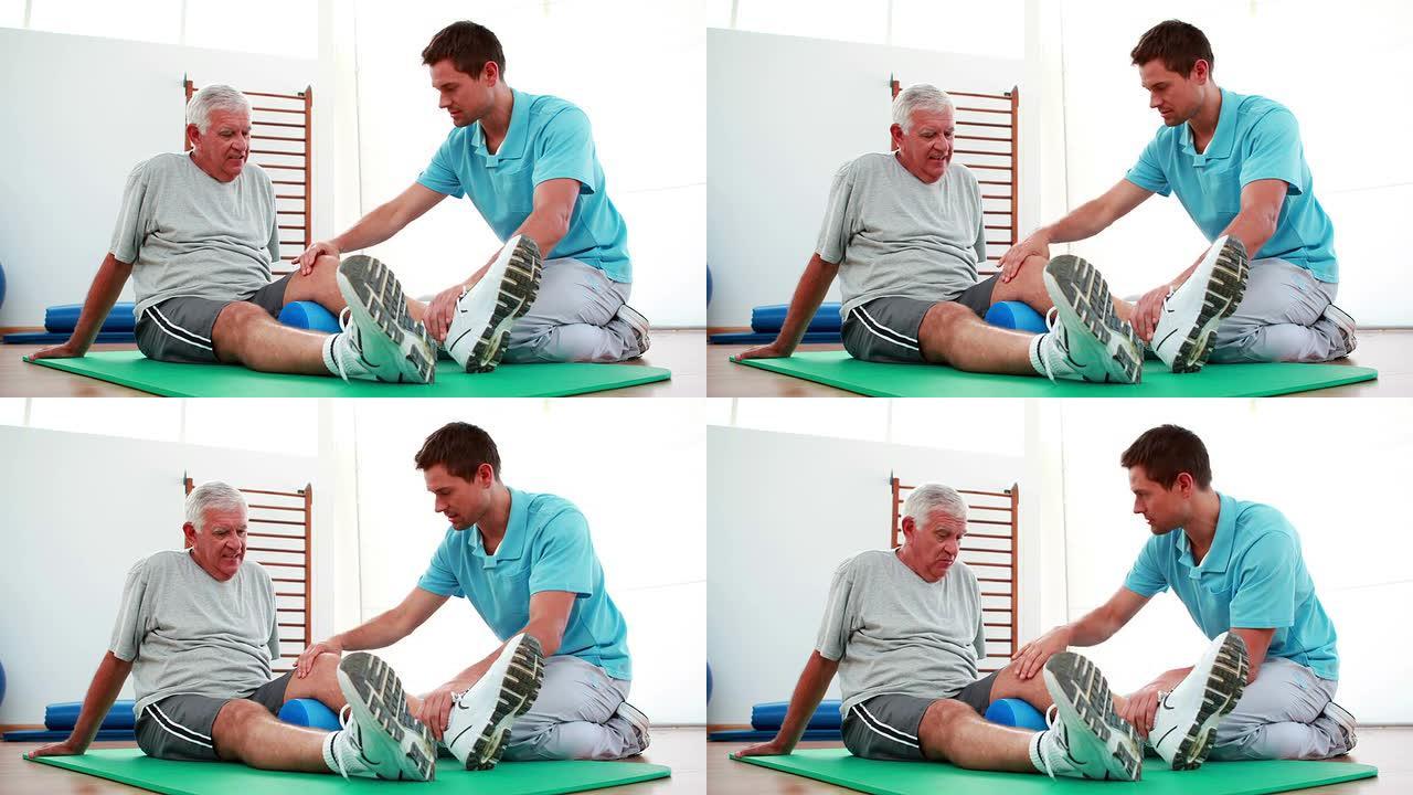 物理治疗师帮助患者的膝盖活动能力