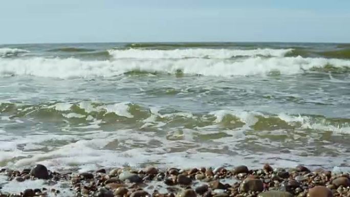 美丽的水景，海浪中泡沫溅到海边的石头上