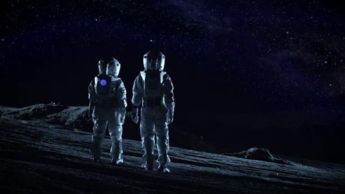 两名宇航员穿着太空服站在外星星球上看星星和星系。太空旅行和地外殖民概念。