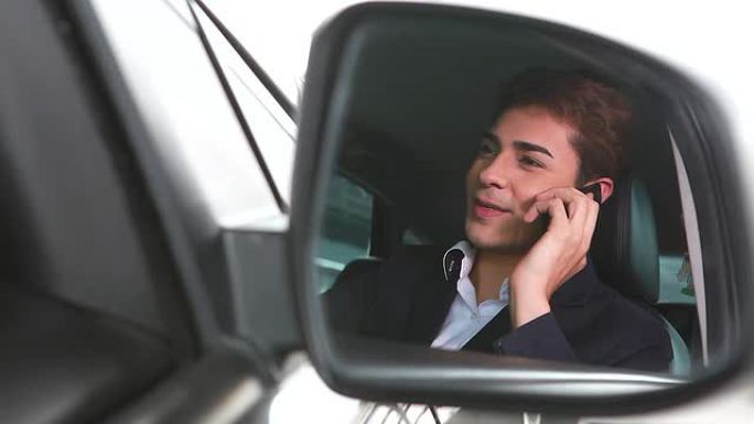 高清：开车的商人用手机聊天