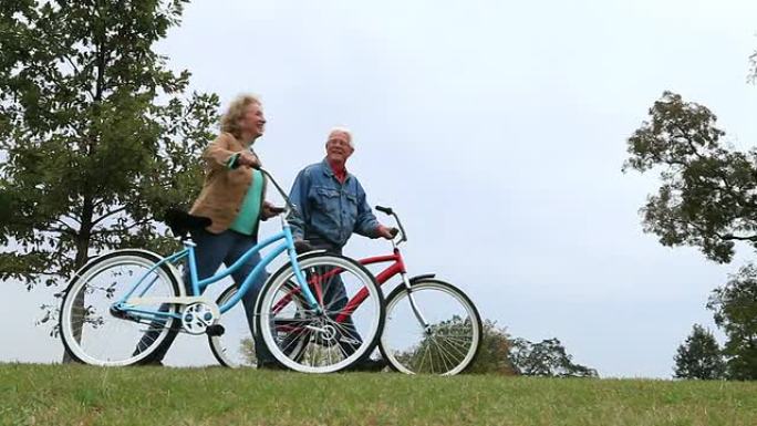 公园里的老年人和自行车