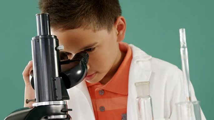 一个小学生在实验室里通过显微镜看4k