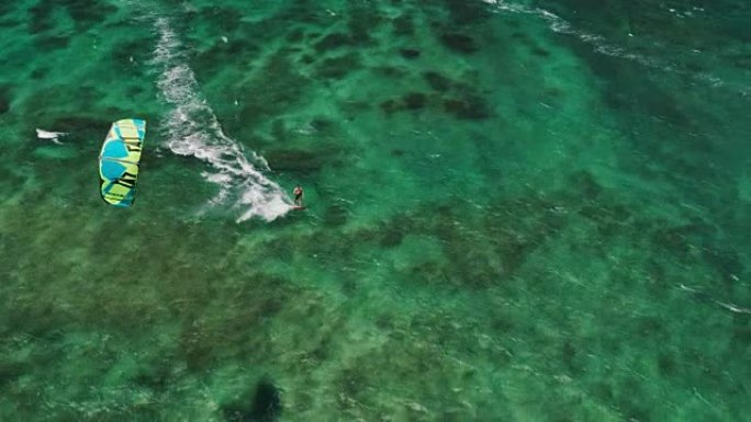 风筝冲浪者在蓝色海洋上滑行的鸟瞰图