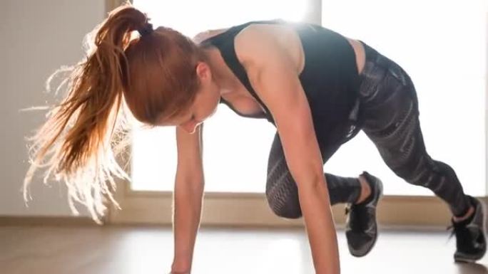 运动女性做有氧运动和全身力量训练锻炼