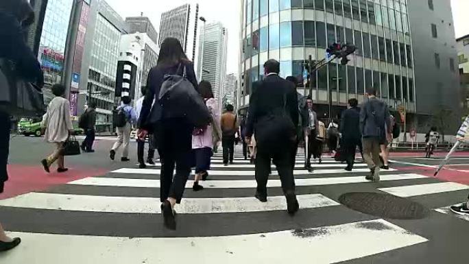 在新宿横渡路上行走的工薪人群。