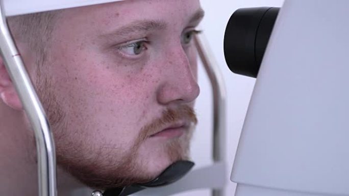 扫描视网膜，眼睛测试。特殊的当代眼科装置