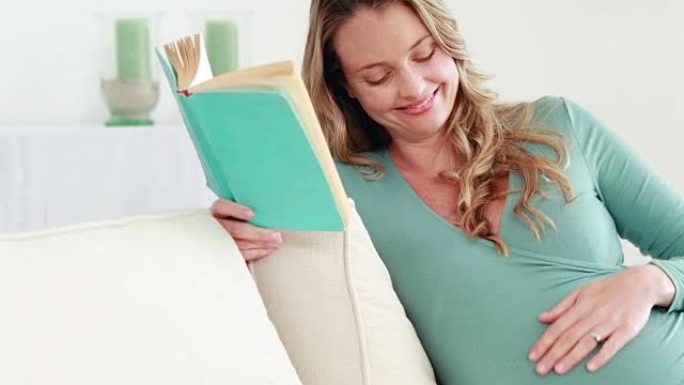 孕妇看书