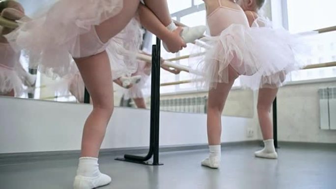 小芭蕾舞演员伸展双腿