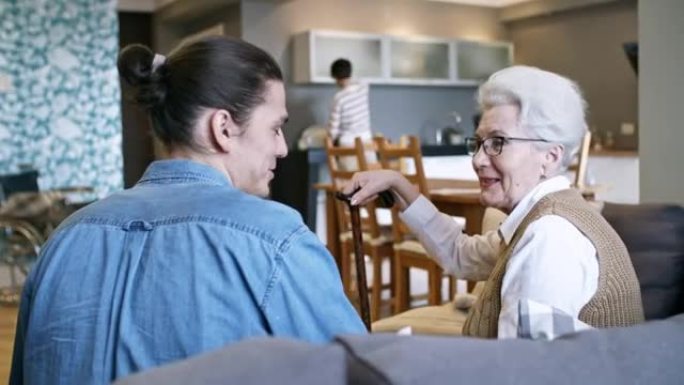 志愿照顾者与老年妇女聊天