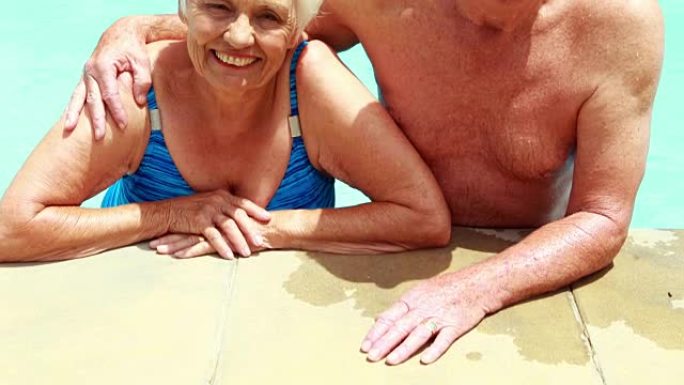 高级夫妇在游泳池里一起放松的肖像