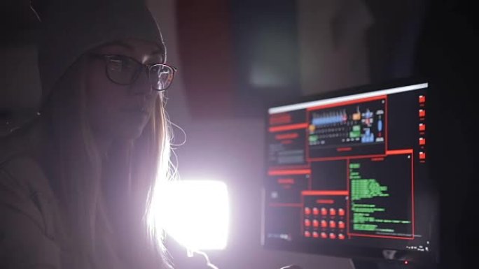 在电脑上工作的女黑客，夜间编码