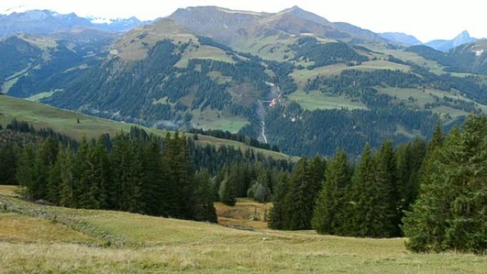 救援直升机在阿尔卑斯山上空飞行和逼近