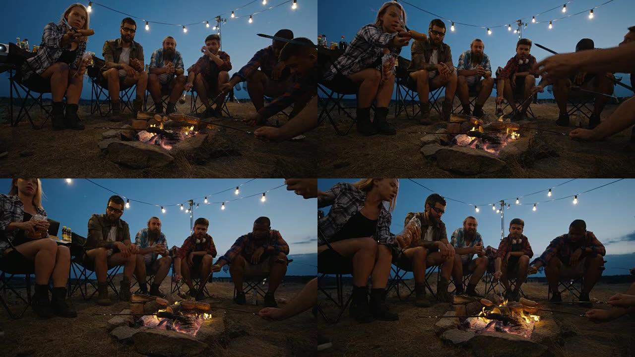 一群旅行朋友在露营地油炸香肠
