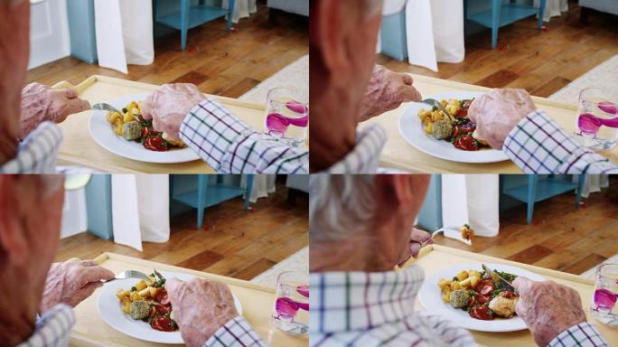 老人在家吃饭的肩膀视图