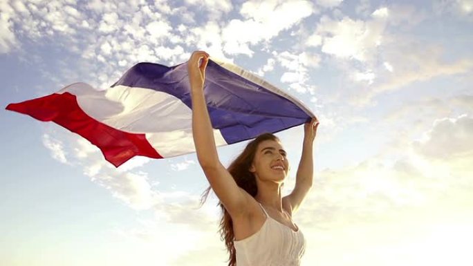 法国妇女举起三色旗挥舞