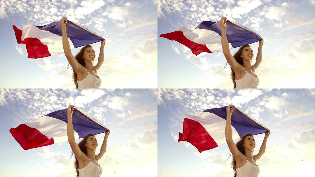 法国妇女举起三色旗挥舞