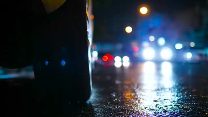 城市雨中的城市汽车交通信号灯。