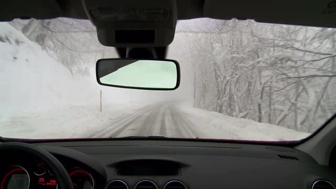 高清: 在雪地里开车