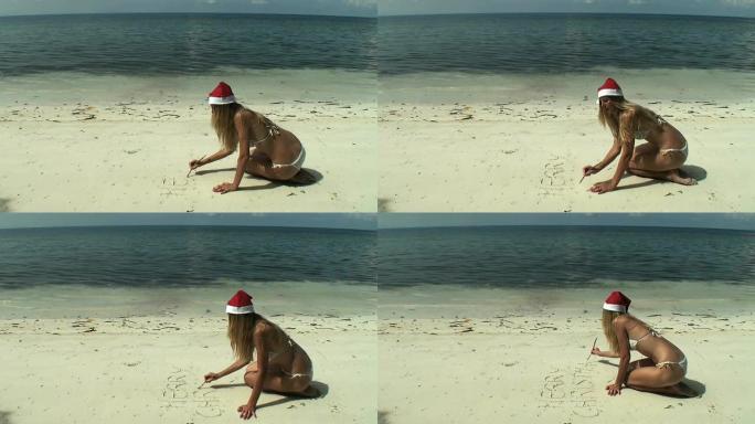 在狂野的海滩上书写圣诞快乐；戴着圣诞老人帽子的女人