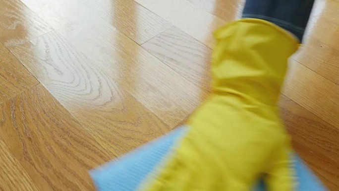 镶木地板。清洁木地板。