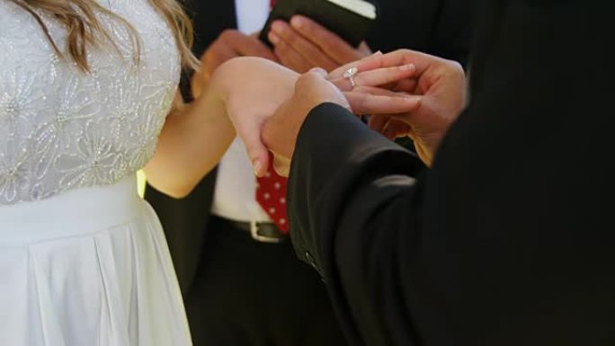新娘和新郎在婚礼当天交换戒指4K 4k