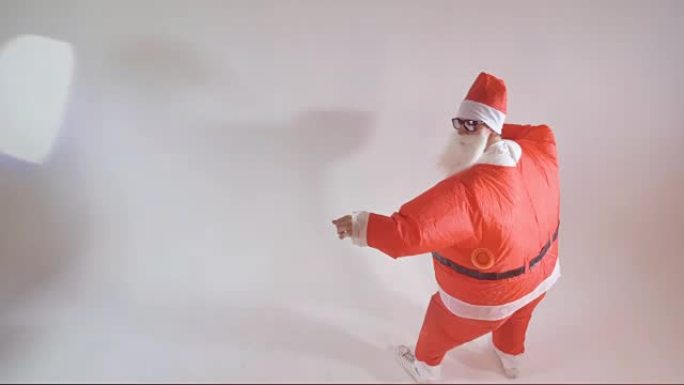 圣诞老人在白色背景上有趣地跳舞。4K。