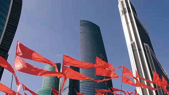 挥舞着红旗的摩天大楼莫斯科国际商业区的慢动作